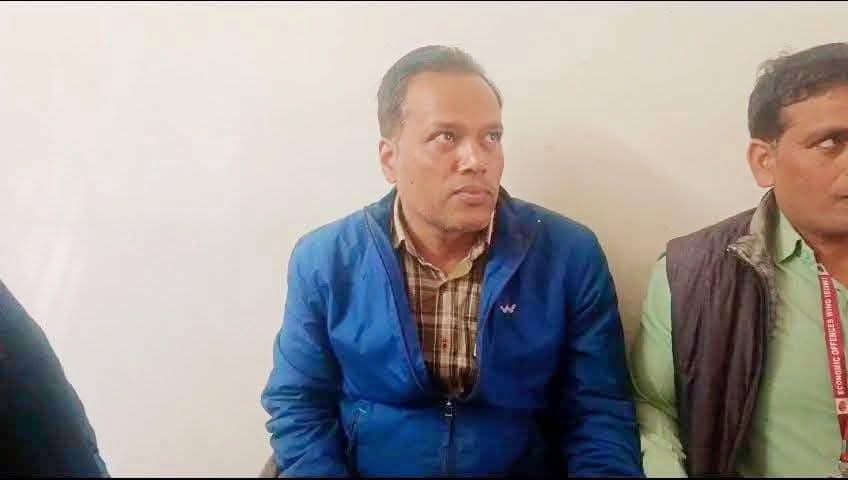 दफ्तर में ली जा रही थी रिश्वत दफ्तर में ली जा रही थी रिश्वत