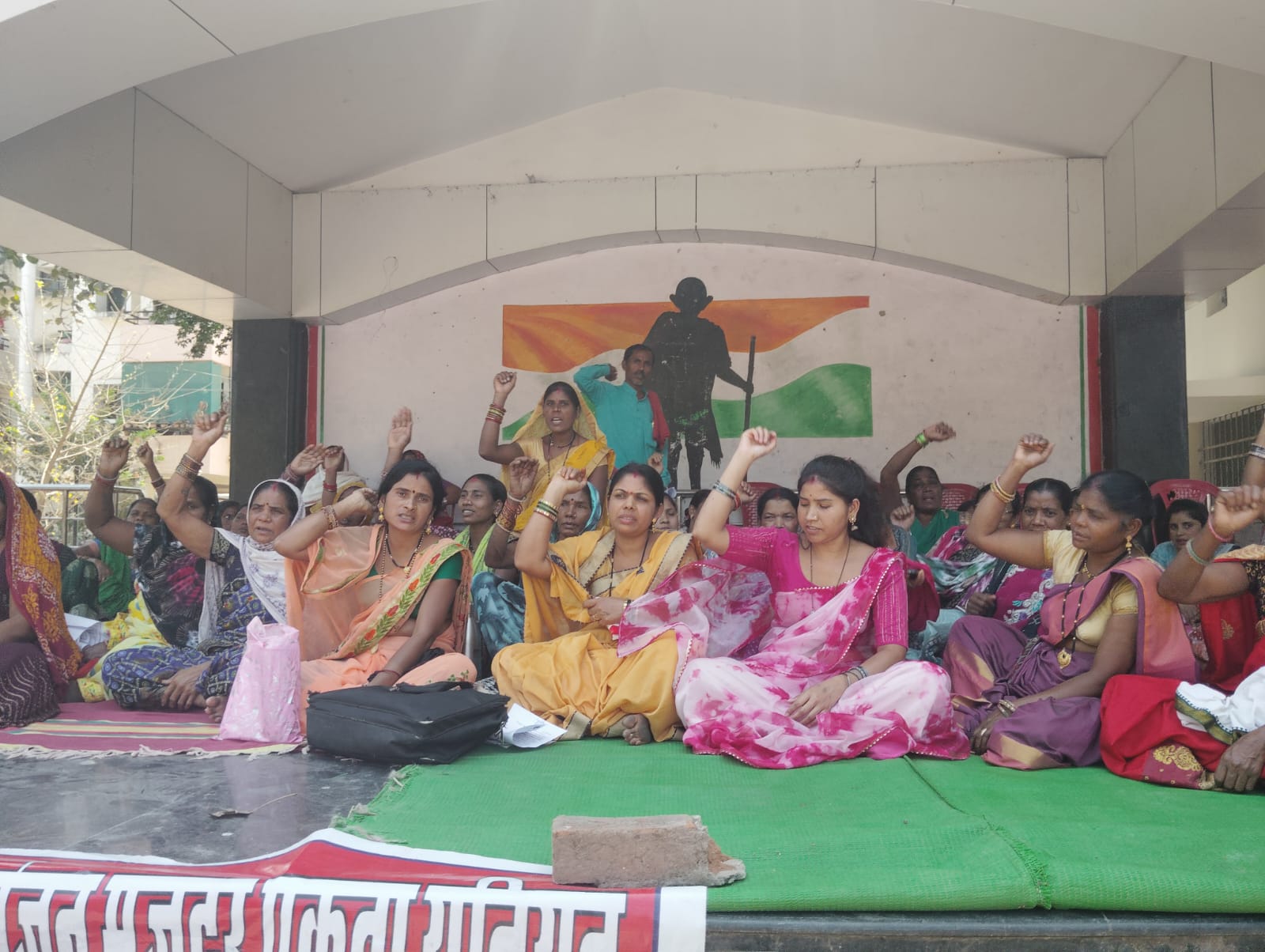 विभिन्न मांगों को लेकर सीटू ने गांधी मैदान में धरना दिया। विभिन्न मांगों को लेकर सीटू ने गांधी मैदान में धरना दिया।