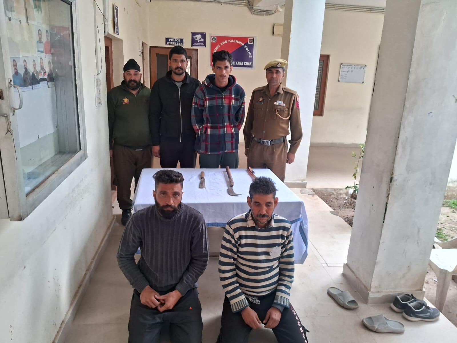 अपराध में इस्तेमाल किए गए हथियार भी बरामद अपराध में इस्तेमाल किए गए हथियार भी बरामद