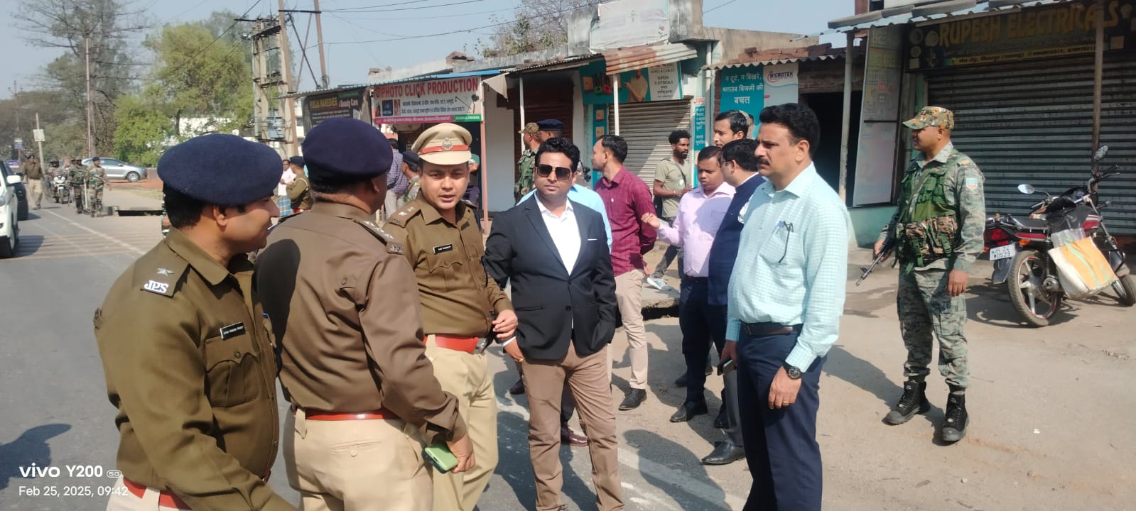 फ्लैग मार्च में शामिल अधिकारी फ्लैग मार्च में शामिल अधिकारी