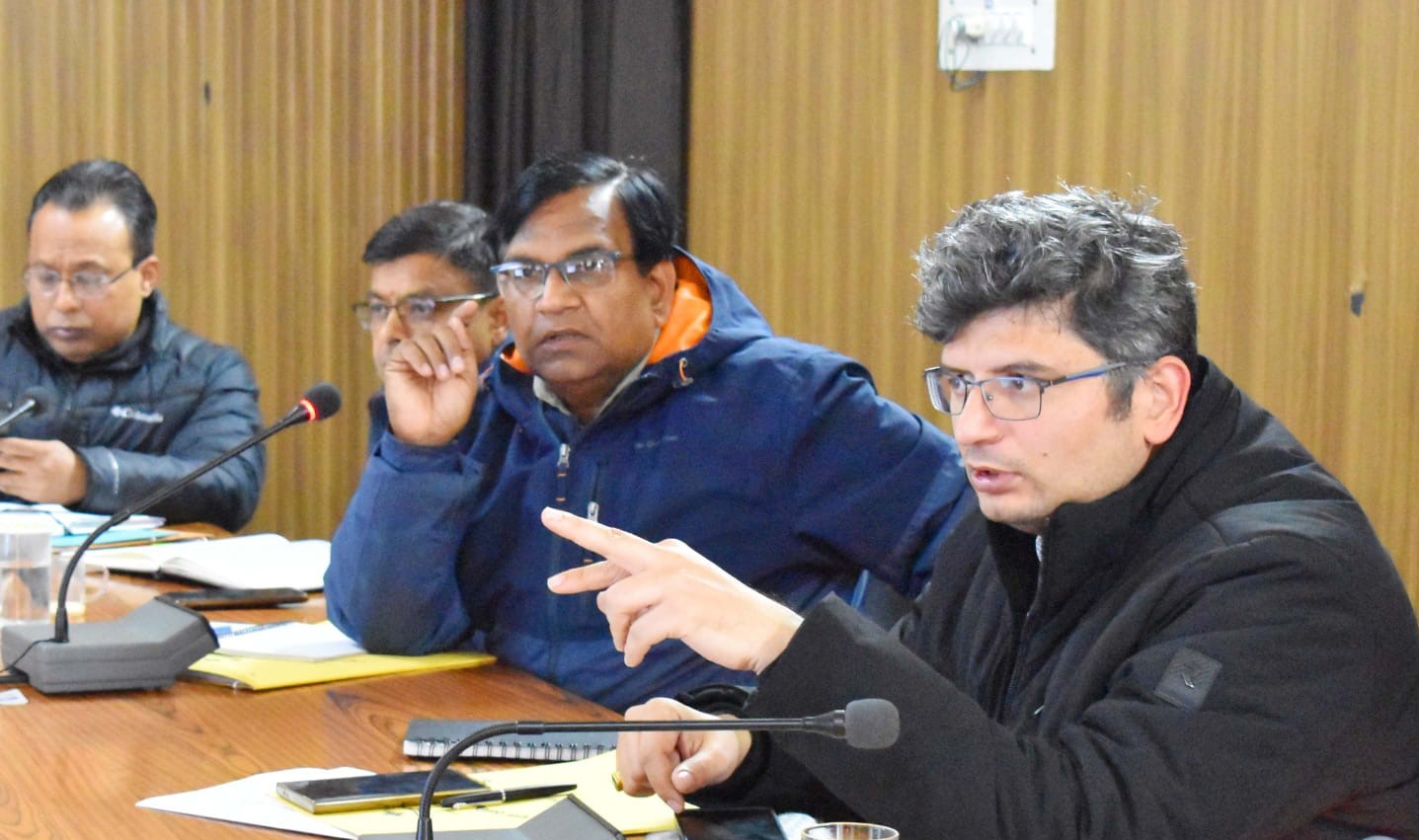 गोपेश्वर में यूसीसी की समीक्षा बैठक लेते हुए डीएम। गोपेश्वर में यूसीसी की समीक्षा बैठक लेते हुए डीएम।
