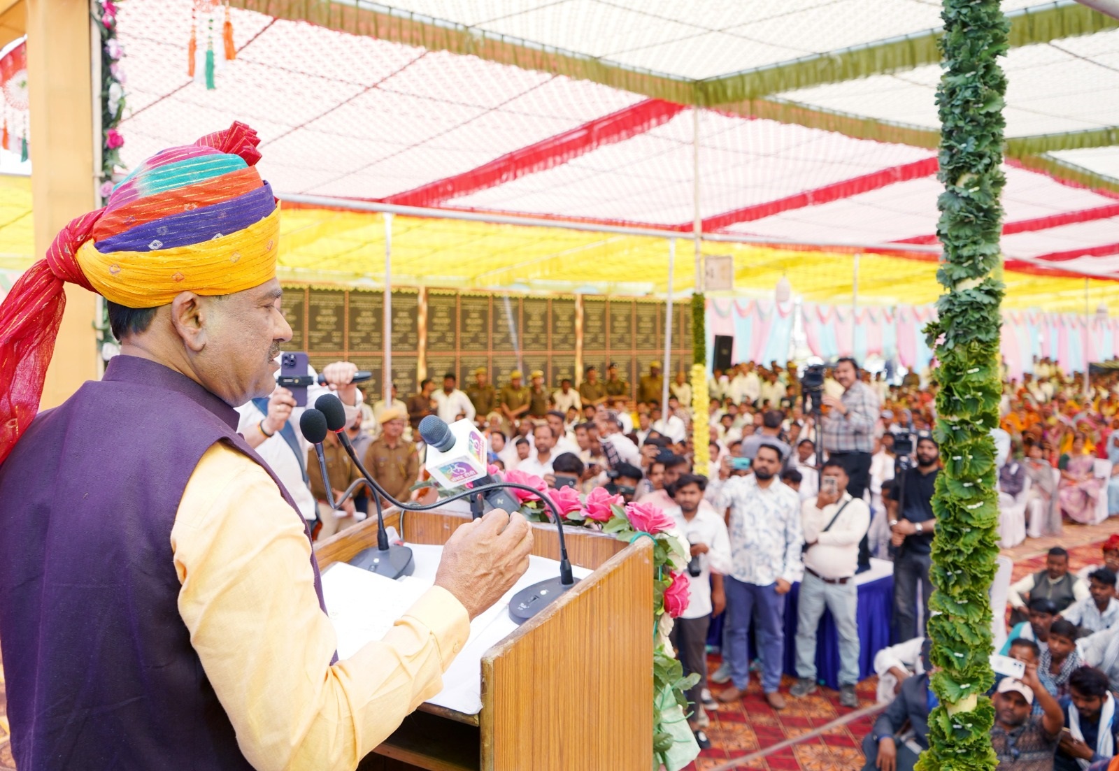 करवर में पूर्व विधायक प्रभुलाल करसोलिया की मूर्ति के अनावरण समाराेह काे संबाेधित करते बिरला। करवर में पूर्व विधायक प्रभुलाल करसोलिया की मूर्ति के अनावरण समाराेह काे संबाेधित करते बिरला।