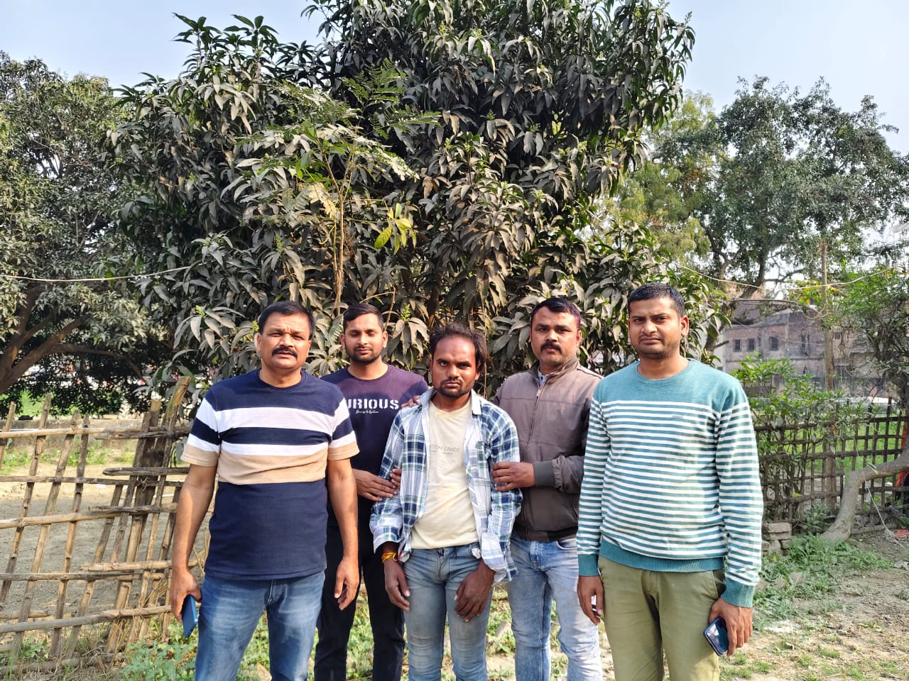 पुलिस गिरफ्त में इनामी शराब तस्कर पुलिस गिरफ्त में इनामी शराब तस्कर