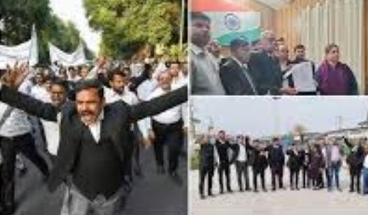 बिल के विरोध में प्रदर्शन करते अधिवक्तागण बिल के विरोध में प्रदर्शन करते अधिवक्तागण