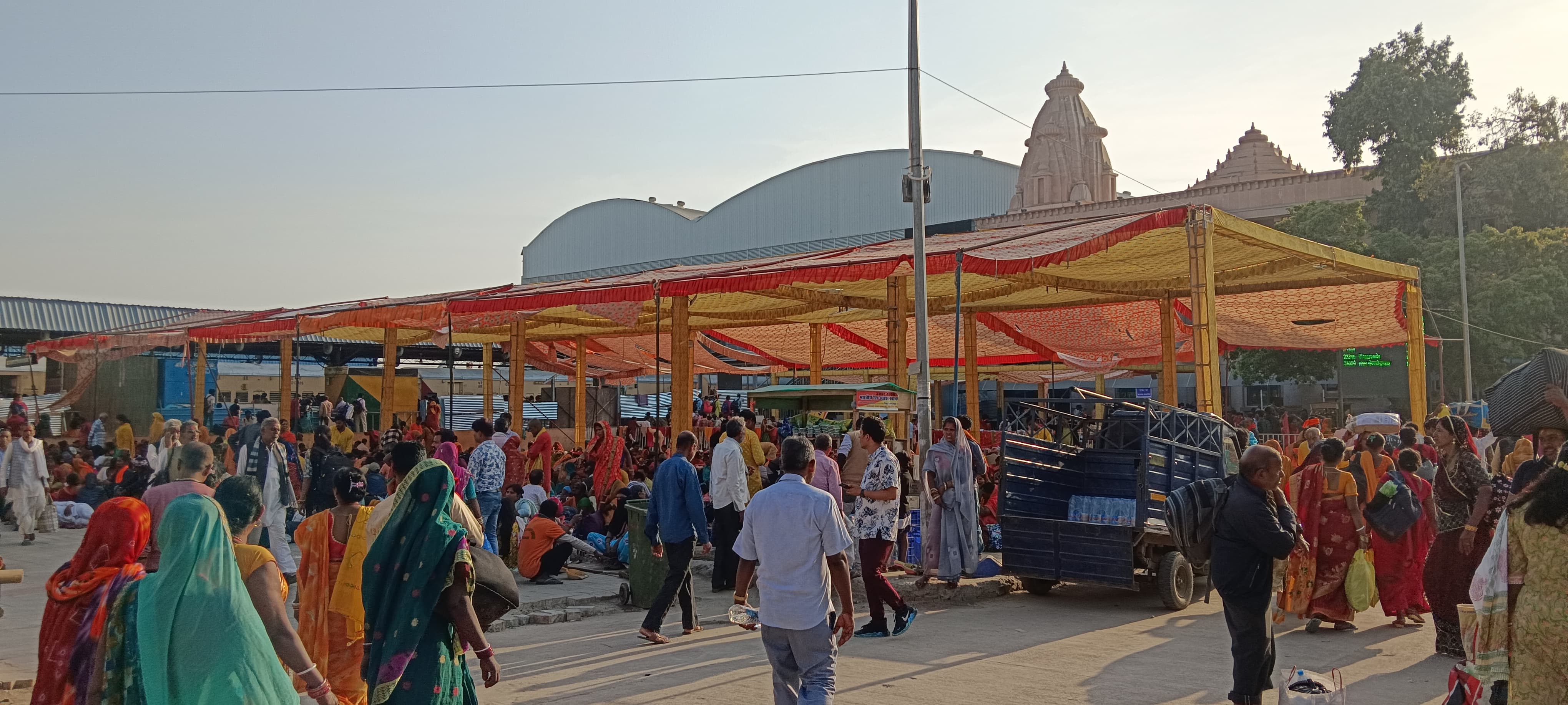 प्रयागराज रेलवे स्टेशन का दृश्य प्रयागराज रेलवे स्टेशन का दृश्य