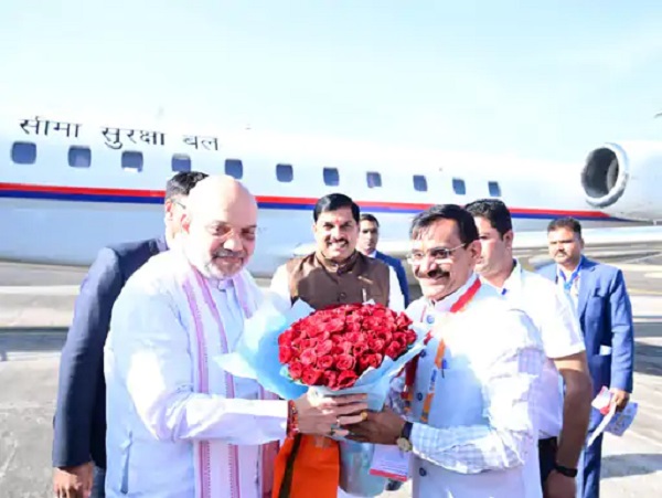 भोपाल पहुंचे केंद्रीय गृह मंत्री अमित शाह का स्वागत करते बीजेपी प्रदेशाध्यक्ष वीडी शर्मा भोपाल पहुंचे केंद्रीय गृह मंत्री अमित शाह का स्वागत करते बीजेपी प्रदेशाध्यक्ष वीडी शर्मा