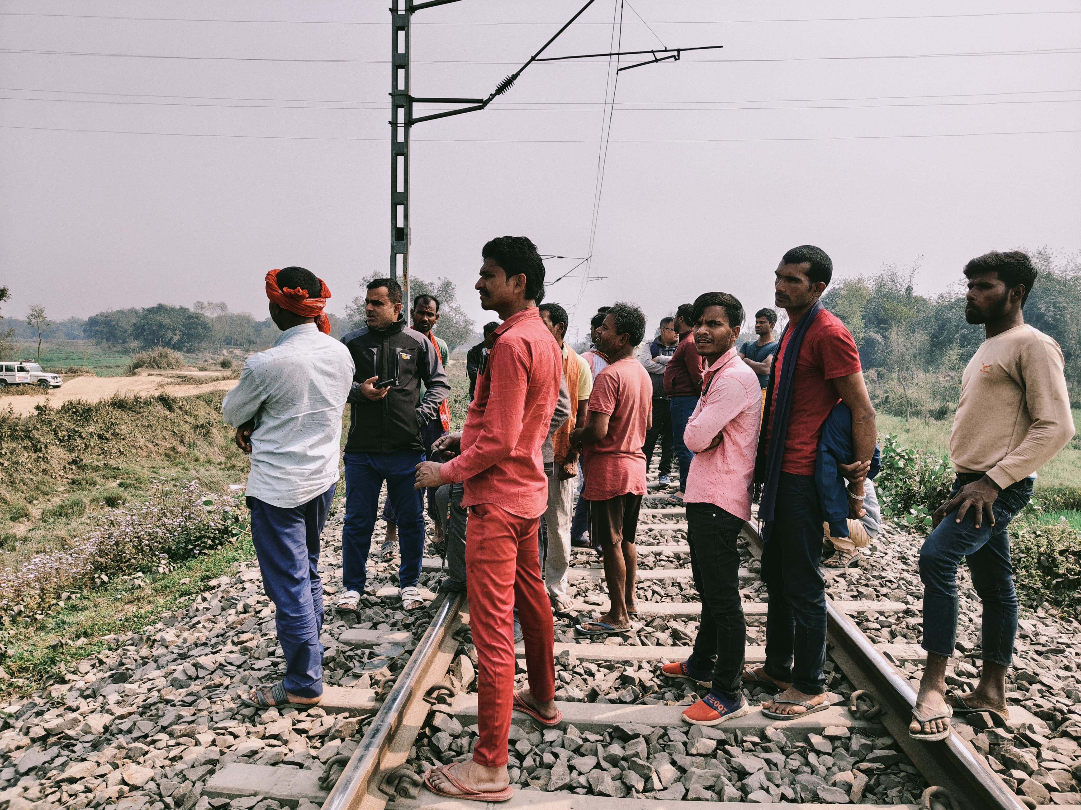 घटना के बाद रेलखंड पर जुटे ग्रामीण घटना के बाद रेलखंड पर जुटे ग्रामीण