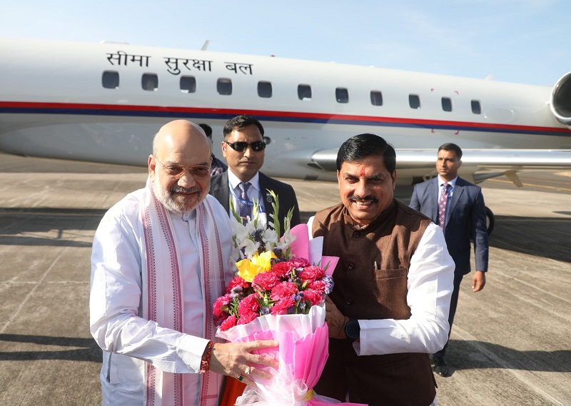 मुख्यमंत्री डॉ. मोहन यादव ने केंद्रीय गृह एवं सहकारिता मंत्री श्री अमित शाह का एयरपोर्ट पर पुष्प-गुच्छ भेंट कर स्वागत किया। मुख्यमंत्री डॉ. मोहन यादव ने केंद्रीय गृह एवं सहकारिता मंत्री श्री अमित शाह का एयरपोर्ट पर पुष्प-गुच्छ भेंट कर स्वागत किया।