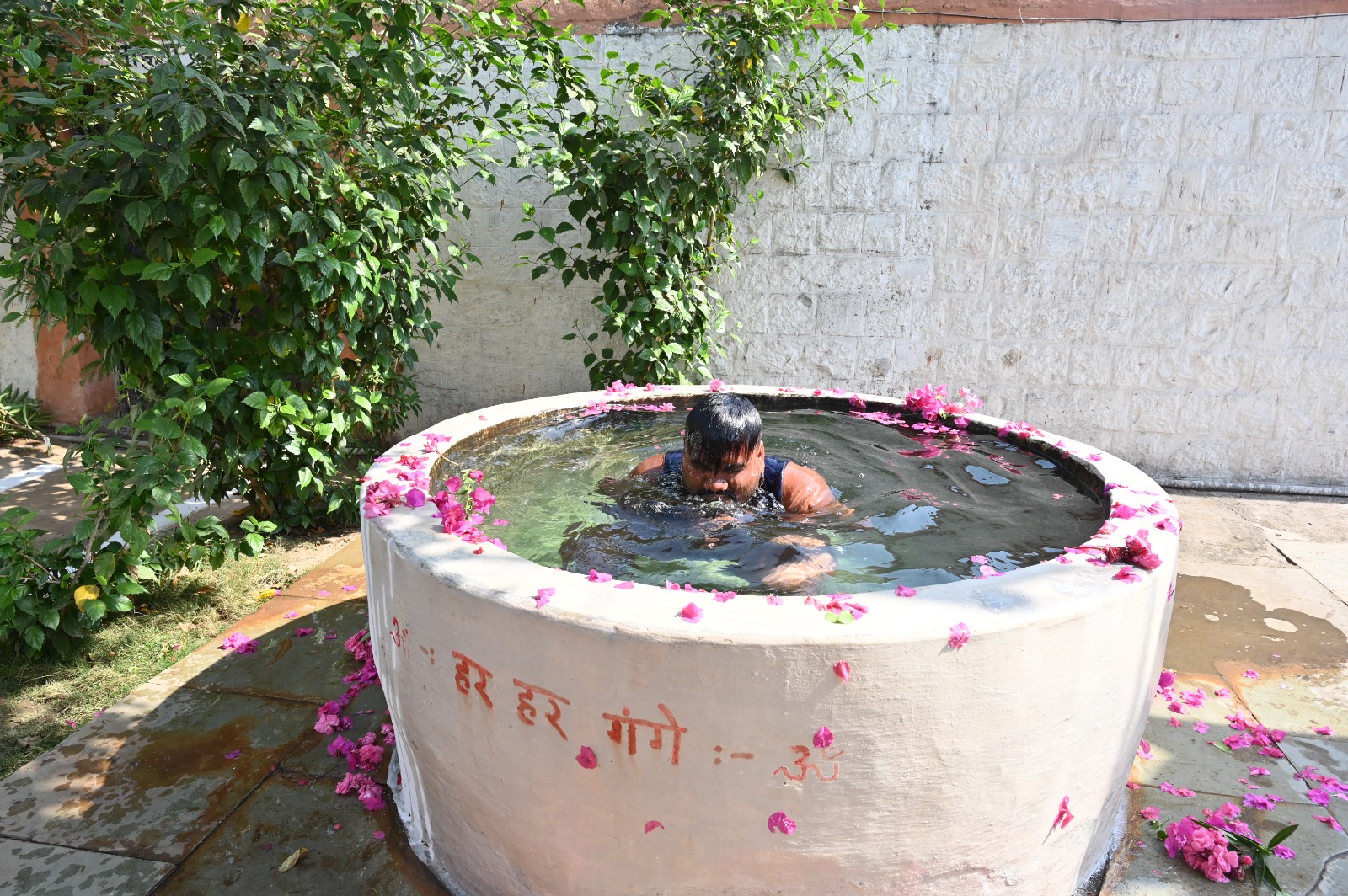 जिला जेल जांजगीर में कैदियों ने गंगाजल से किया स्नान जिला जेल जांजगीर में कैदियों ने गंगाजल से किया स्नान