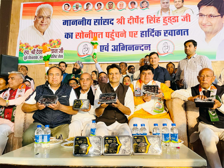 25 Snp-7 सोनीपत: सांसद दीपेन्द्र हुड्डा कांग्रेस के मेयर पद प्रत्याशी कमल दिवान के समर्थन में जनसभा में वोट अपील करते हुए। 25 Snp-7 सोनीपत: सांसद दीपेन्द्र हुड्डा कांग्रेस के मेयर पद प्रत्याशी कमल दिवान के समर्थन में जनसभा में वोट अपील करते हुए।