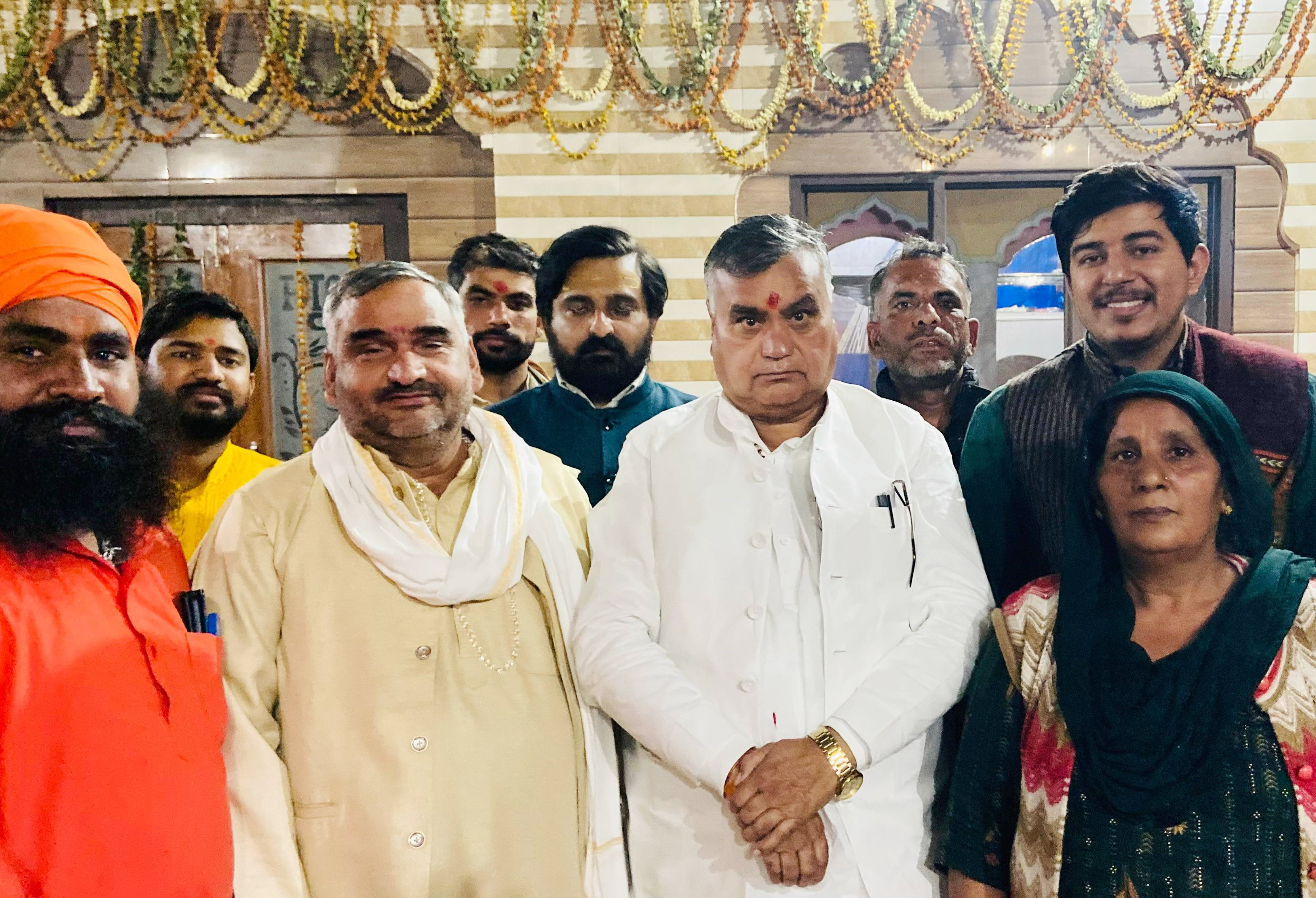 25 Snp-2 सोनीपत: कांग्रेस सांसद सतपाल ब्रह्मचारी सतकुंभा उत्सव में आशीर्वाद देते हुए। 25 Snp-2 सोनीपत: कांग्रेस सांसद सतपाल ब्रह्मचारी सतकुंभा उत्सव में आशीर्वाद देते हुए।