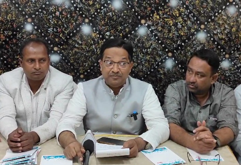 प्रेस कॉन्फ्रेंस में शामिल शहजादा अनवर प्रेस कॉन्फ्रेंस में शामिल शहजादा अनवर