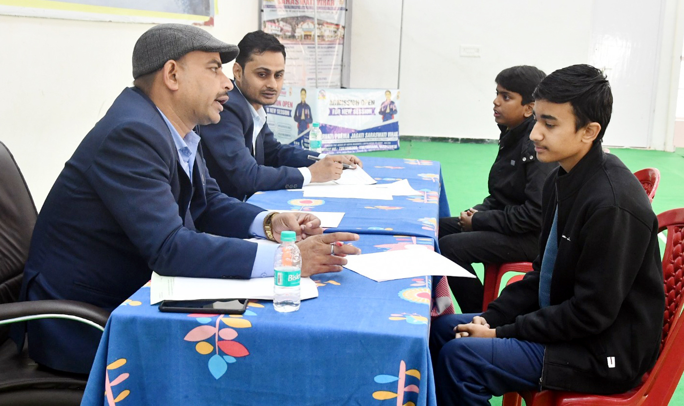 साक्षात्कार की प्रक्रिया में शामिल शिक्षक एवं प्रवेशार्थी। साक्षात्कार की प्रक्रिया में शामिल शिक्षक एवं प्रवेशार्थी।