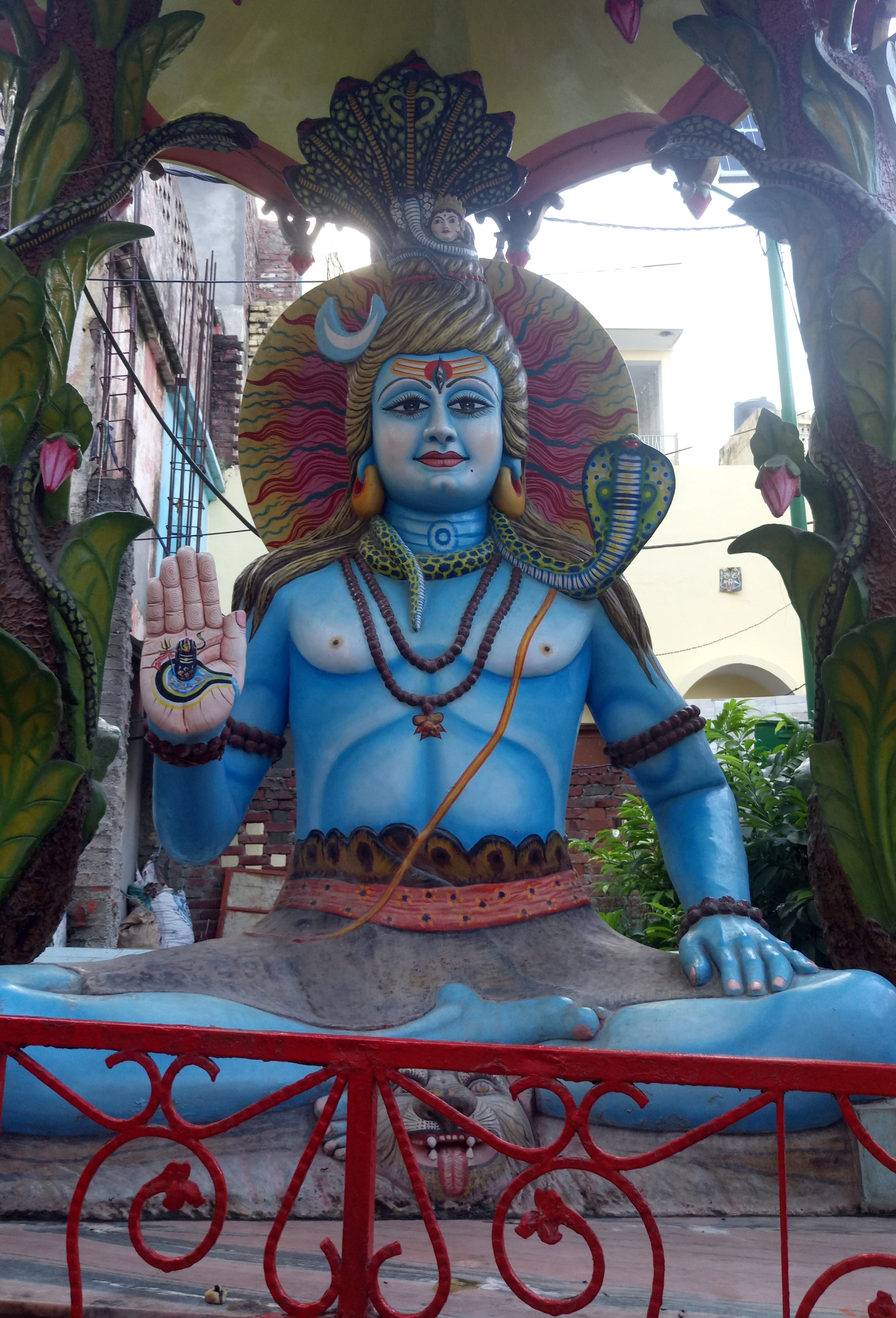 किसरोल स्थित 84 घंटा मंदिर के बाहर भोले भगवान की प्रतिमा किसरोल स्थित 84 घंटा मंदिर के बाहर भोले भगवान की प्रतिमा