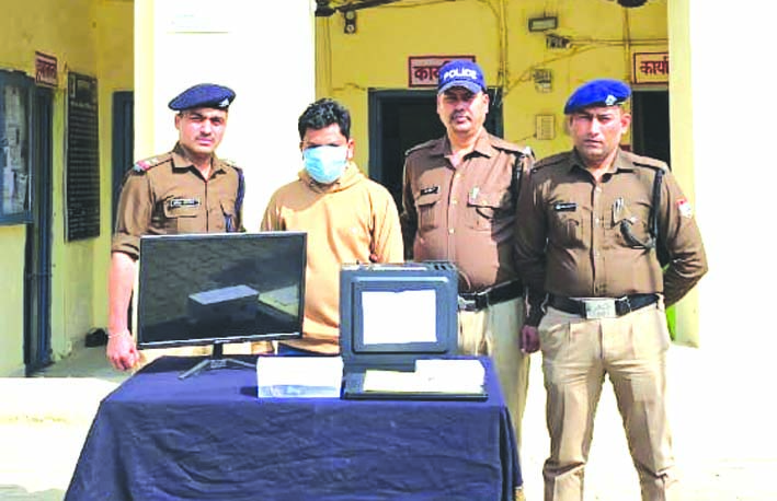 पुलिस गिरफ्त में आरोपित पुलिस गिरफ्त में आरोपित