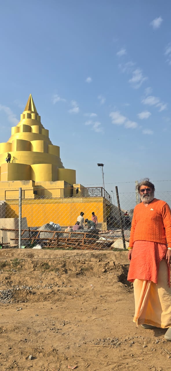 निर्माणाधीन महामृत्युंजय यंत्र के साथ स्वामी सहजानंद नाथ। निर्माणाधीन महामृत्युंजय यंत्र के साथ स्वामी सहजानंद नाथ।