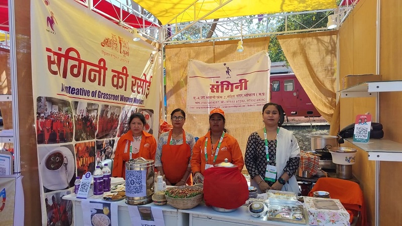 जीआईएस में लगा मप्र के स्थानीय व्यंजनों का स्टॉल जीआईएस में लगा मप्र के स्थानीय व्यंजनों का स्टॉल