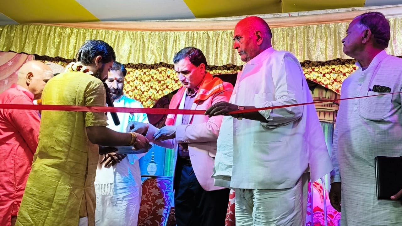 समारोह में मुख्यातिथि व अन्य समारोह में मुख्यातिथि व अन्य