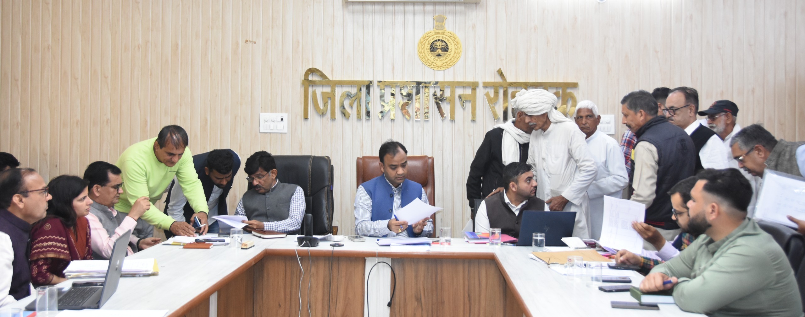 फोटो कैप्शनः 4 निकाय चुनाव को लेकर अधिकारियों के साथ बैठक करते उपायुक्त धीरेंद्र खडग़टा। फोटो कैप्शनः 4 निकाय चुनाव को लेकर अधिकारियों के साथ बैठक करते उपायुक्त धीरेंद्र खडग़टा।
