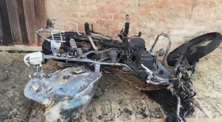 धू धू करती जलती बाइक धू धू करती जलती बाइक
