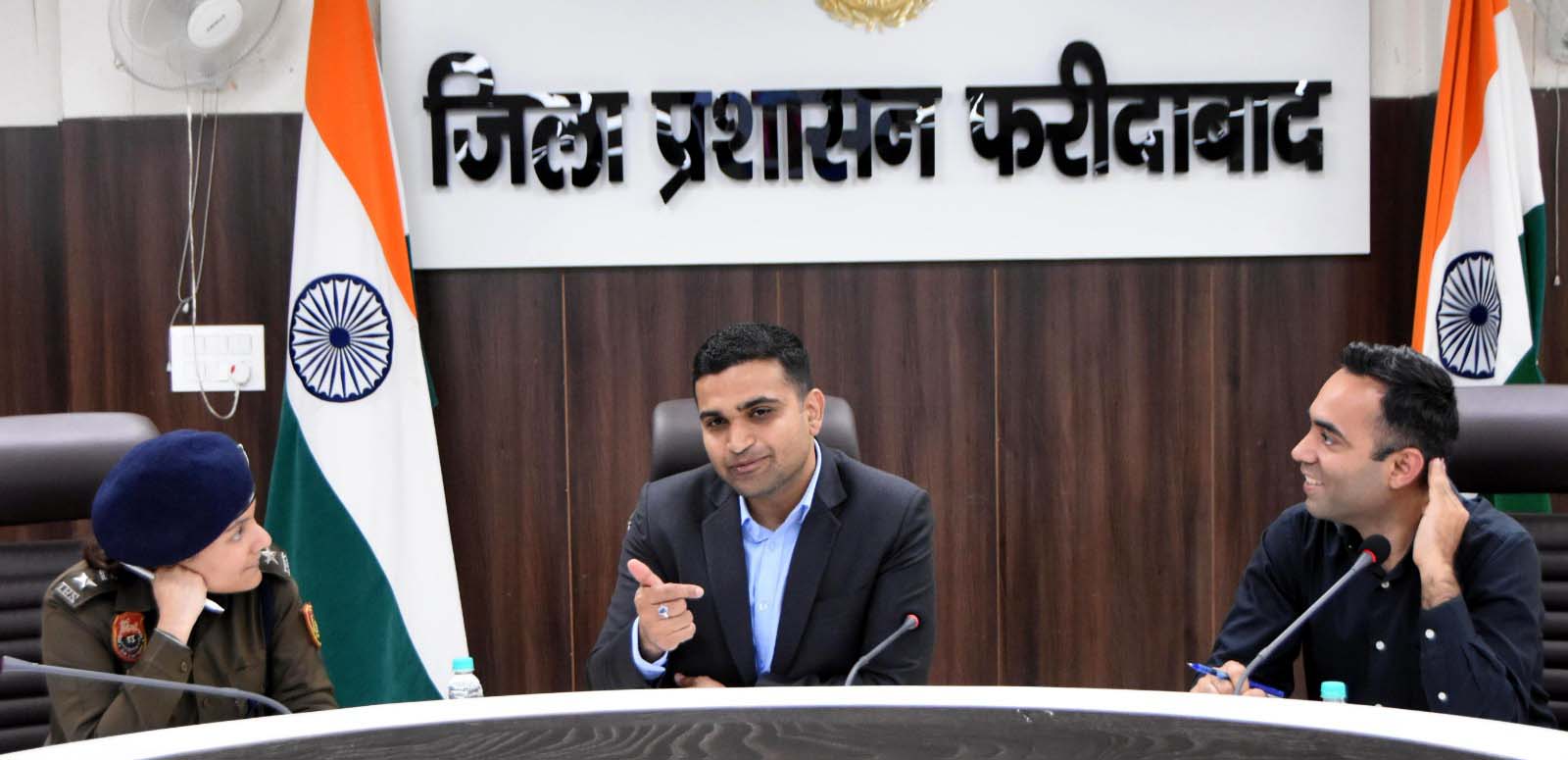 डीसी विक्रम सिंह मीटिंग लेते हुए