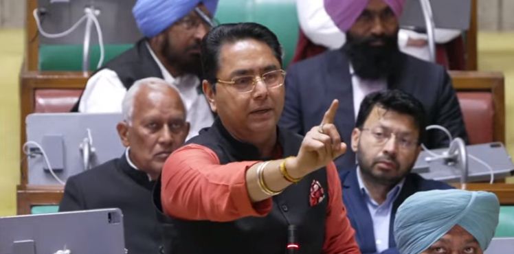पंजाब विधानसभा में प्रस्ताव पेश करते संसदीय कार्यमंत्री अमन अरोड़ा पंजाब विधानसभा में प्रस्ताव पेश करते संसदीय कार्यमंत्री अमन अरोड़ा