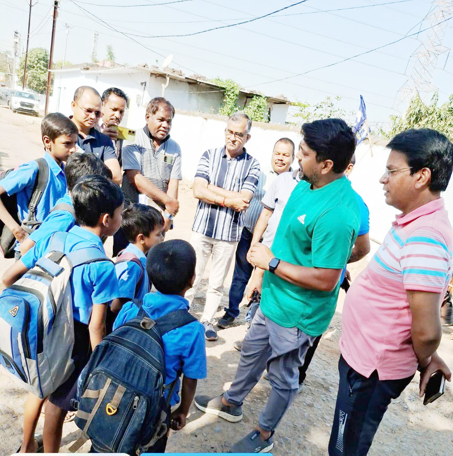 जब आयुक्त ने प्राथमिक स्कूल के बच्चों से पूछा - क्या होता है गीला व सूखा कचरा, इसे कैसे रखते हैं डस्टबिन में जब आयुक्त ने प्राथमिक स्कूल के बच्चों से पूछा - क्या होता है गीला व सूखा कचरा, इसे कैसे रखते हैं डस्टबिन में