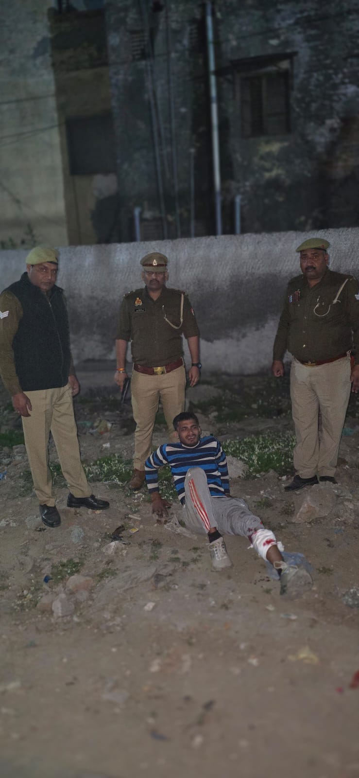 घायल अवस्था में पड़ा आरोपी घायल अवस्था में पड़ा आरोपी