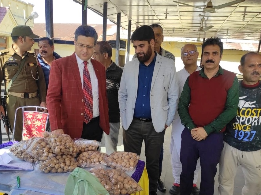 प्रवासी शिविराें का दाैरा करते राहत एवं पुनरवास आयुकत् प्रवासी शिविराें का दाैरा करते राहत एवं पुनरवास आयुकत्