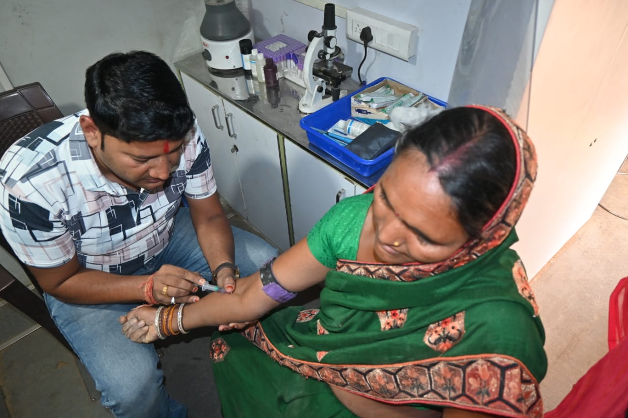 मोबाइल मेडिकल यूनिट से मोहल्ले मे मिल रही क्लिनिक की सुविधा मोबाइल मेडिकल यूनिट से मोहल्ले मे मिल रही क्लिनिक की सुविधा
