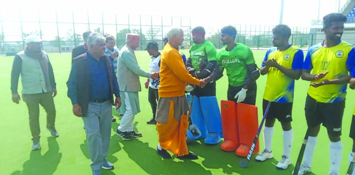 खिलाडि़यांे से परिचय प्राप्त करते हुए खिलाडि़यांे से परिचय प्राप्त करते हुए