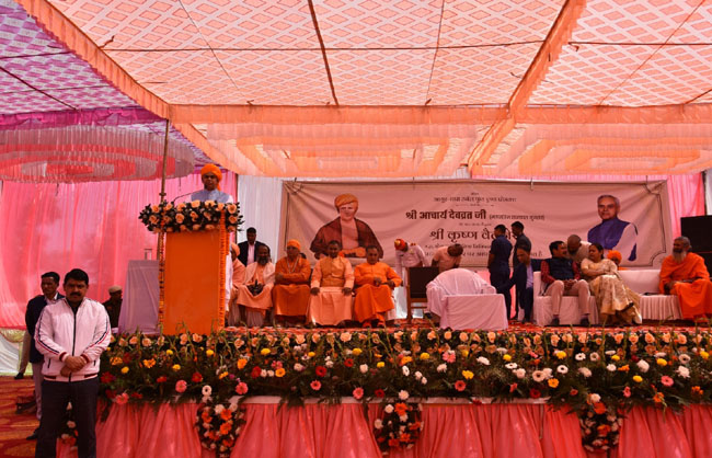 गुजरात के राज्यपाल आचार्य देवव्रत मंच से लोगों को संबोधित करते हुए। गुजरात के राज्यपाल आचार्य देवव्रत मंच से लोगों को संबोधित करते हुए।