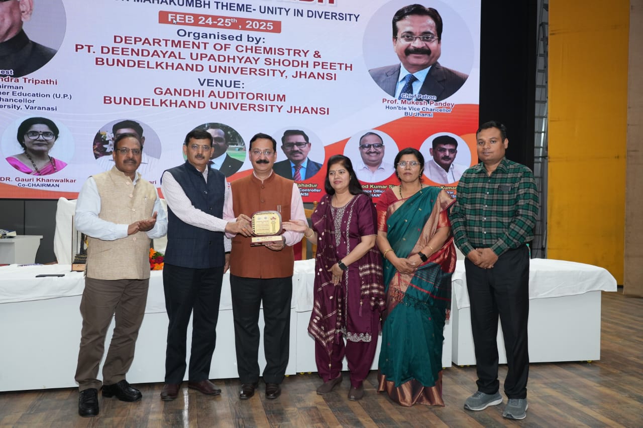 अतिथियों को सम्मानित करते कुलसचिव अतिथियों को सम्मानित करते कुलसचिव
