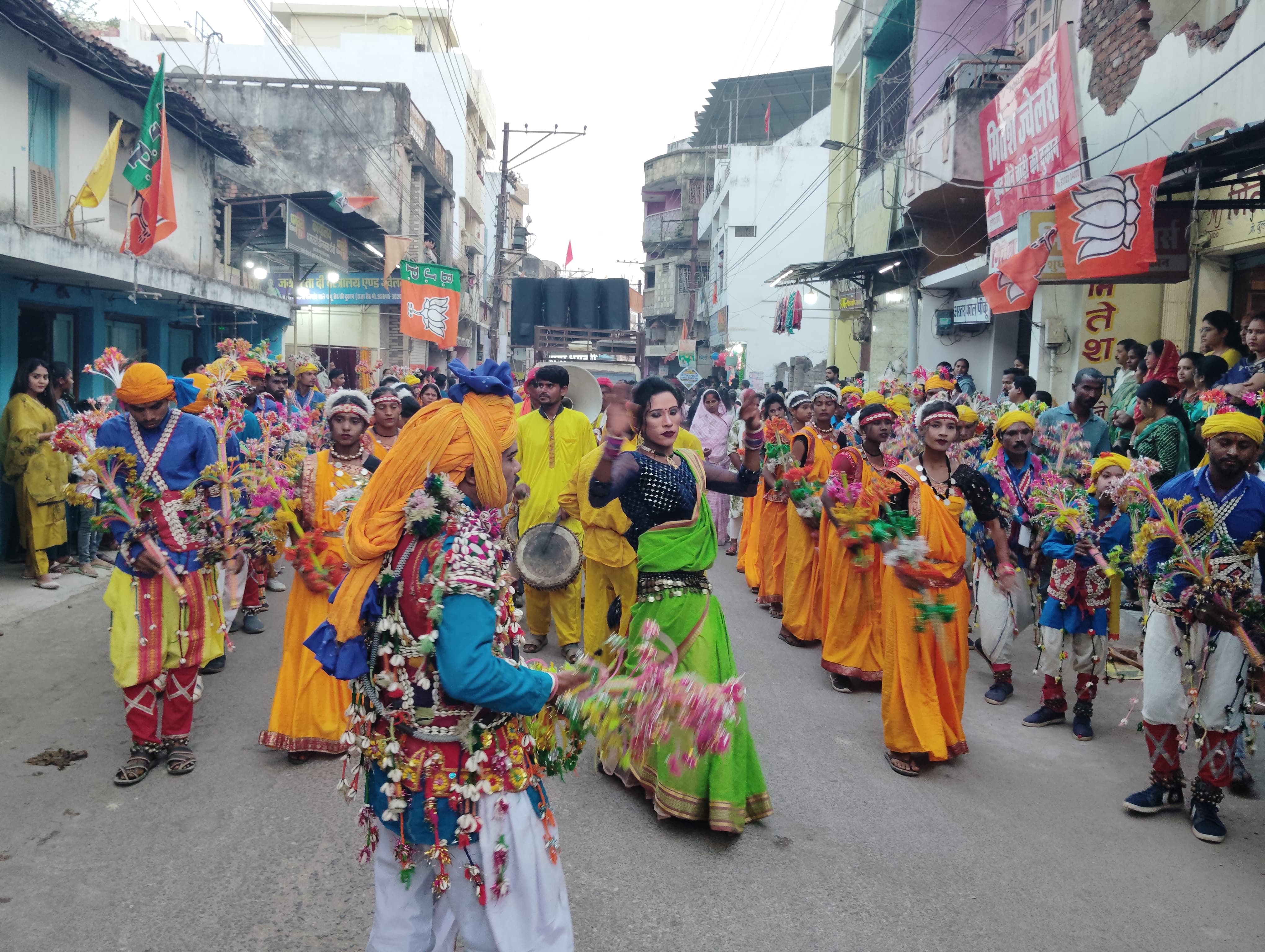 भोलेनाथ की बरात में नृत्य करते हुए नर्तक दल के सदस्य।