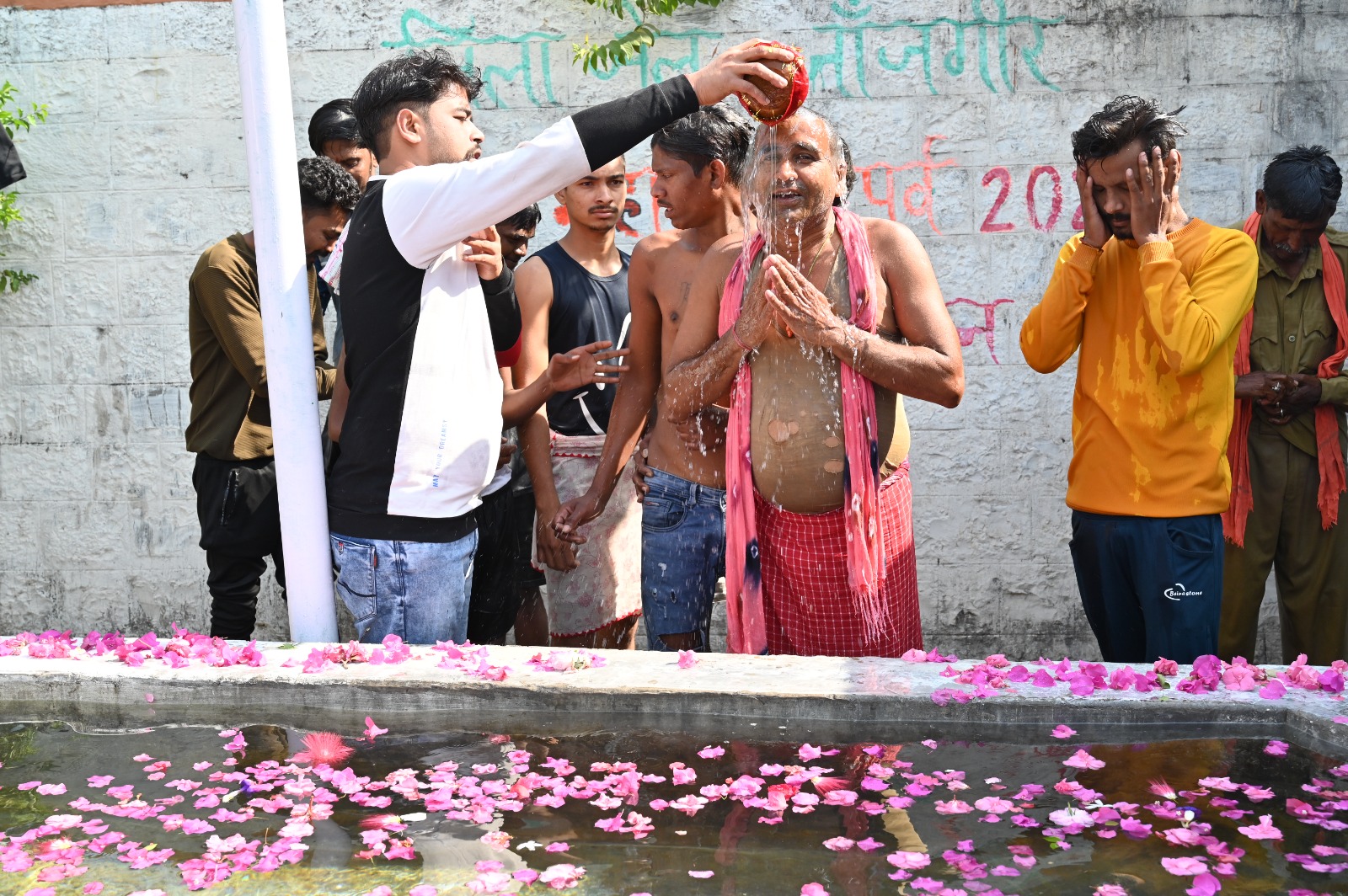 जिला जेल जांजगीर में कैदियों ने गंगाजल से किया स्नान जिला जेल जांजगीर में कैदियों ने गंगाजल से किया स्नान