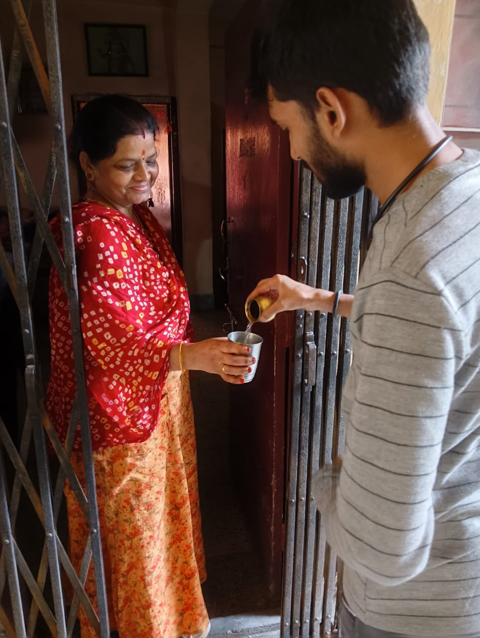 घर घर पहुंचाया जा रहा है प्रयागराज त्रिवेणी संगम का पवित्र जल घर घर पहुंचाया जा रहा है प्रयागराज त्रिवेणी संगम का पवित्र जल