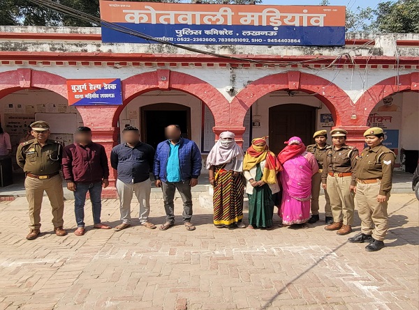 शिशु तस्करी में पकड़े गये छह लोग, मौजूद पुलिस शिशु तस्करी में पकड़े गये छह लोग, मौजूद पुलिस