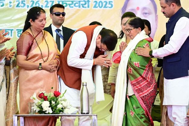 मेले के दाैरान महिला काे शाॅल ओढा कर सम्मानित करने के बाद प्रणाम करते मुख्यमंत्री धामी। मेले के दाैरान महिला काे शाॅल ओढा कर सम्मानित करने के बाद प्रणाम करते मुख्यमंत्री धामी।