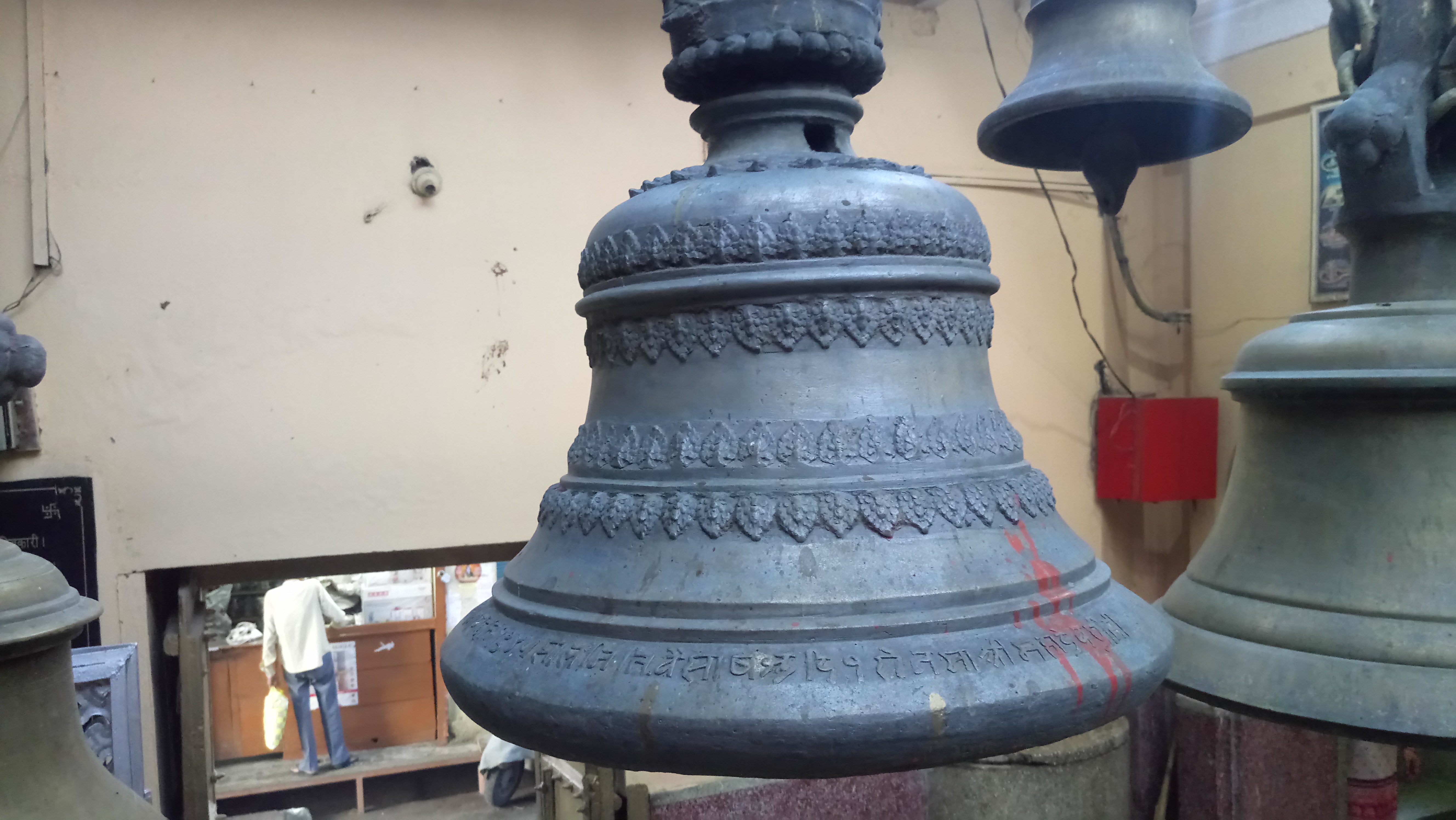किसरोल स्थित 84 घंटा मंदिर में वर्ष 1911 में नेपाल नरेश द्वारा चढ़ाया गया अष्टधातु का घंटा किसरोल स्थित 84 घंटा मंदिर में वर्ष 1911 में नेपाल नरेश द्वारा चढ़ाया गया अष्टधातु का घंटा