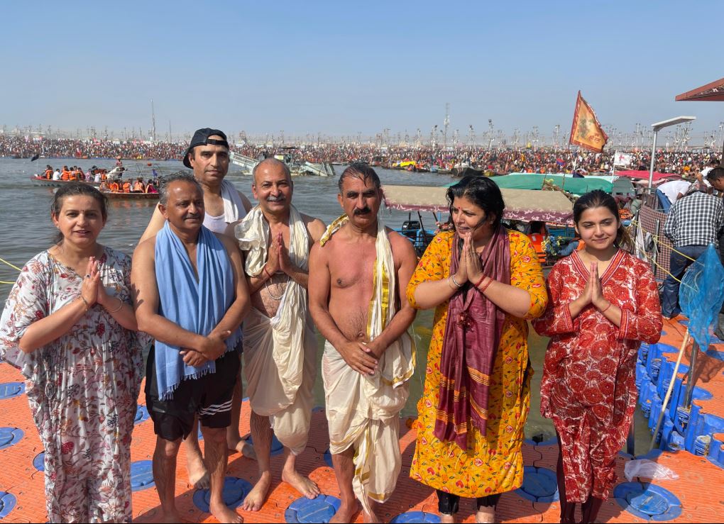 हिमाचल के मुख्यमंत्री ठाकुर सुखविंदर सिंह सुक्खू ने सपरिवार संगम में हिमाचल के मुख्यमंत्री ठाकुर सुखविंदर सिंह सुक्खू ने सपरिवार संगम में