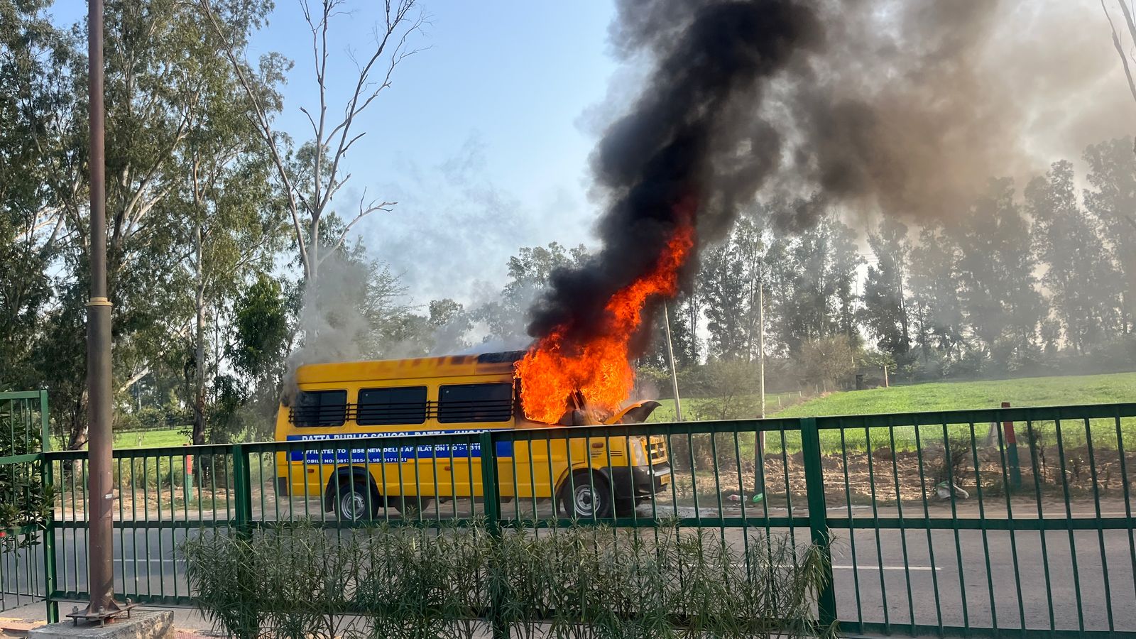 राष्ट्रीय राजमार्ग पर धू धू कर जलती स्कूल बस राष्ट्रीय राजमार्ग पर धू धू कर जलती स्कूल बस