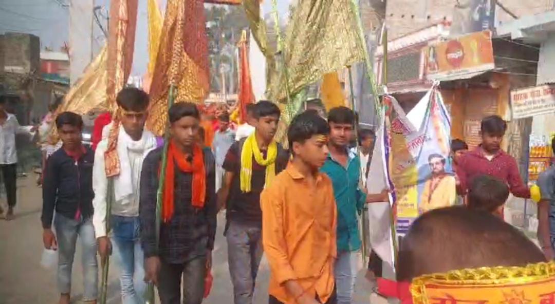 कलश शोभायात्रा में शामिल श्रद्धालु कलश शोभायात्रा में शामिल श्रद्धालु