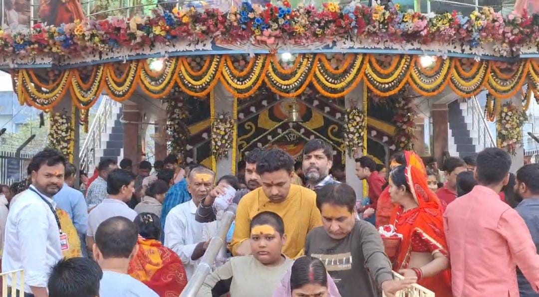 शिव भक्तों की भीड़ शिव भक्तों की भीड़