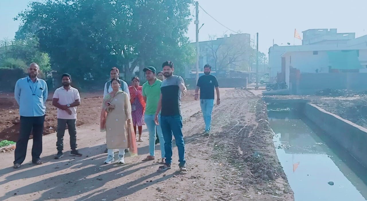 रामबाग नाला की सफाई व्यवस्था का जायजा लेते हुए निगम आयुक्त व उपायुक्त समेत अन्य कर्मचारी। रामबाग नाला की सफाई व्यवस्था का जायजा लेते हुए निगम आयुक्त व उपायुक्त समेत अन्य कर्मचारी।