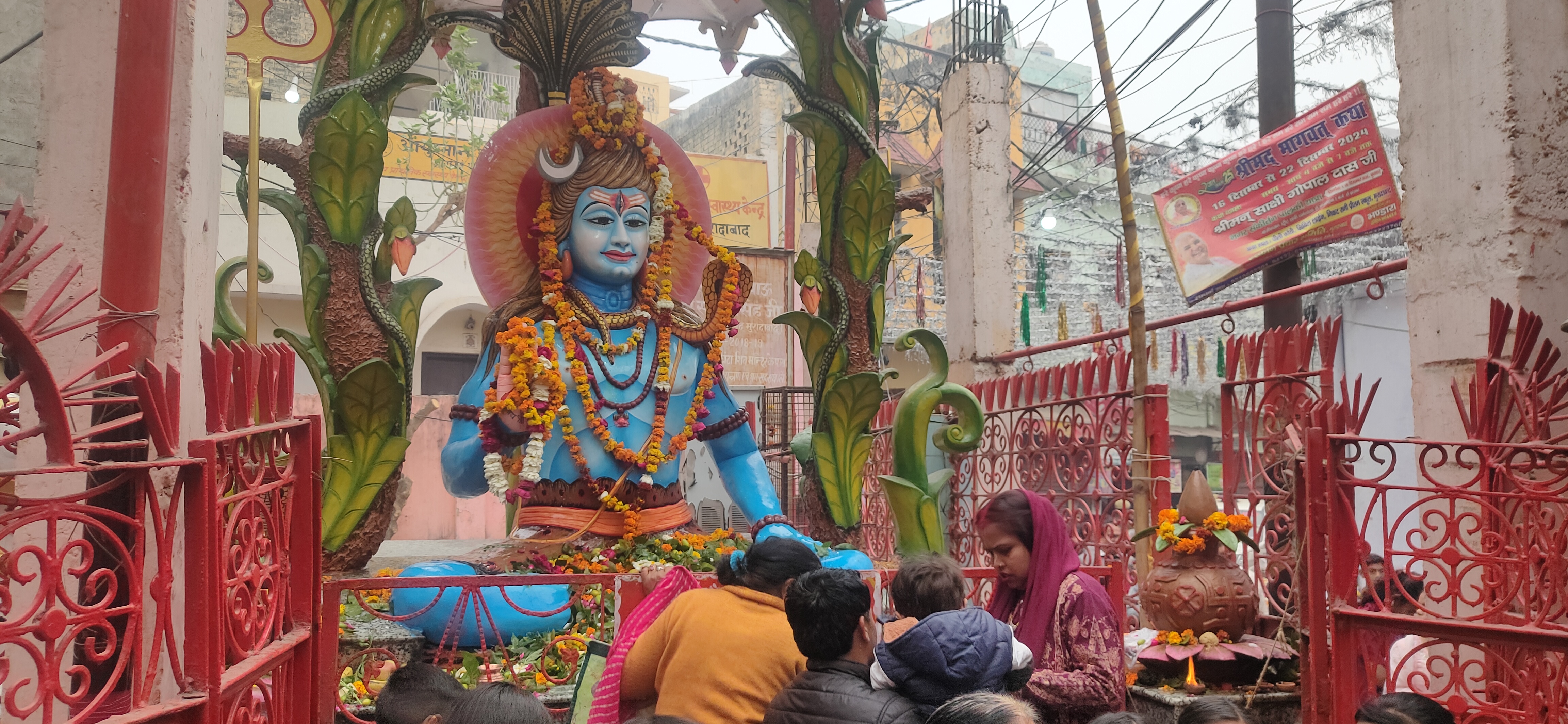 किसरोल स्थित अति प्राचीन सिद्ध पीठ श्री 84 घंटा मंदिर में भगवान शिव की प्रतिमा के समक्ष पूजा अर्चना करते श्रद्धालु। किसरोल स्थित अति प्राचीन सिद्ध पीठ श्री 84 घंटा मंदिर में भगवान शिव की प्रतिमा के समक्ष पूजा अर्चना करते श्रद्धालु।