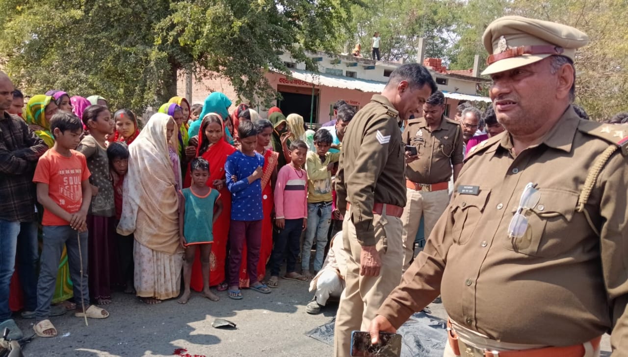 दुर्घटना स्थल पर लगी भीड़ और पुलिस।