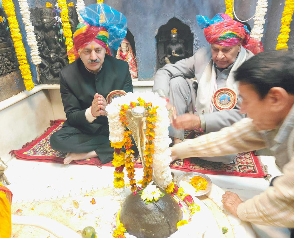 बैजनाथ शिव मंदिर में पूजा अर्चना करते हुए तकनीकी शिक्षा मंत्री। बैजनाथ शिव मंदिर में पूजा अर्चना करते हुए तकनीकी शिक्षा मंत्री।
