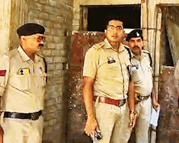 घटना की स्थल की जांच करती पुलिस