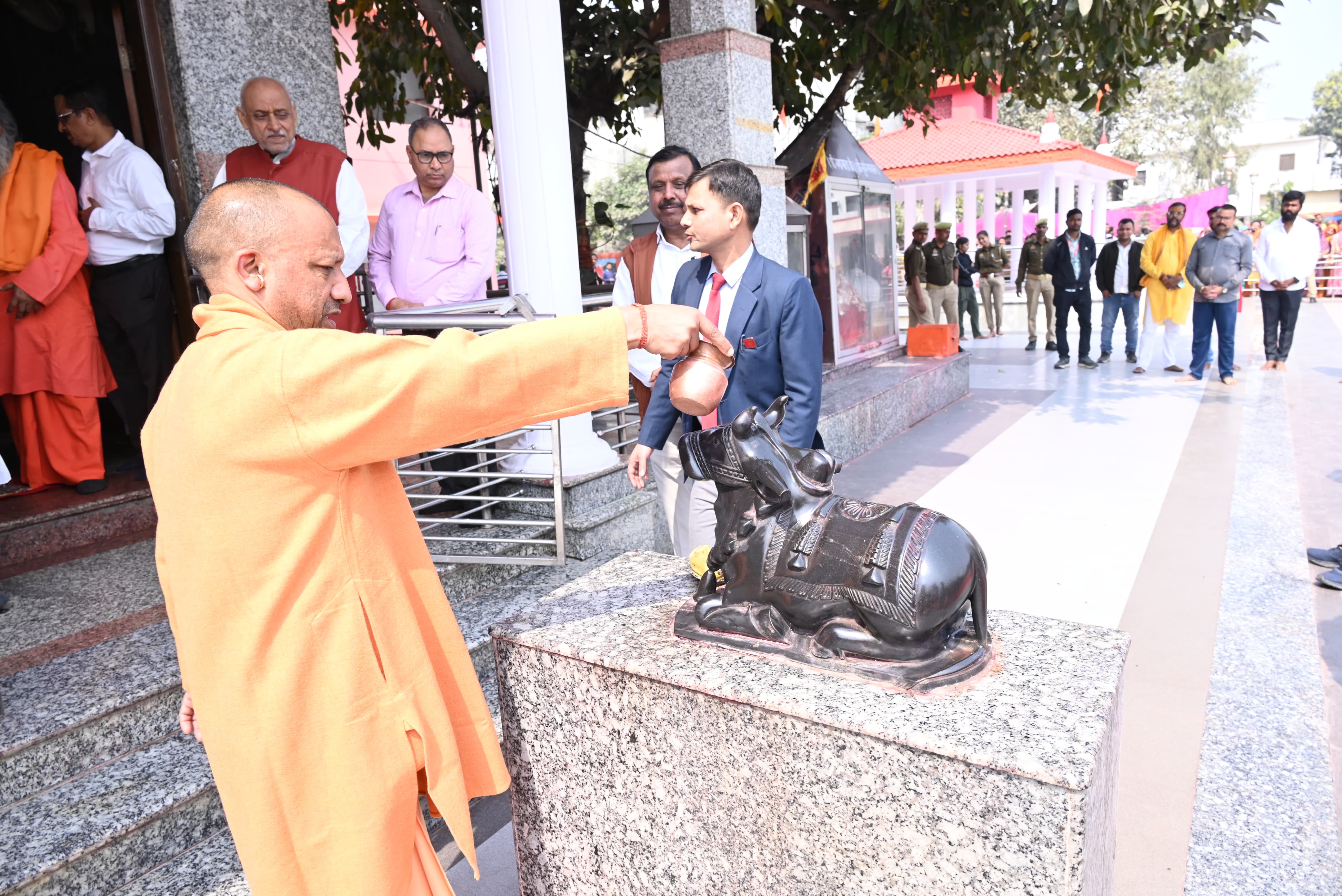 गोरखनाथ मंदिर में गोदुग्ध से भोलेनाथ का रुद्राभिषेक किया मुख्यमंत्री योगी आदित्यनाथ ने* गोरखनाथ मंदिर में गोदुग्ध से भोलेनाथ का रुद्राभिषेक किया मुख्यमंत्री योगी आदित्यनाथ ने*
