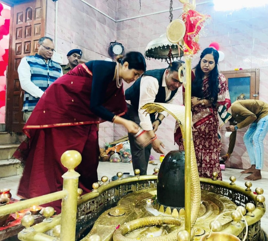 श्रृंगेश्वर महादेव मंदिर में पूजा अर्चना श्रृंगेश्वर महादेव मंदिर में पूजा अर्चना